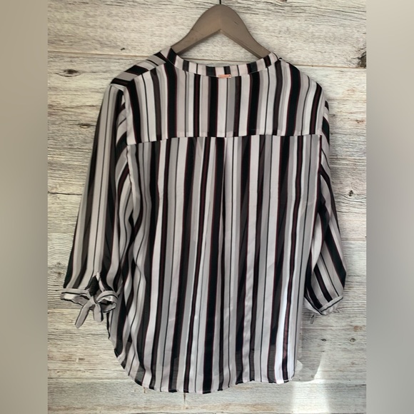 Ivanka Trump - beautiful spring/summer shirt! - Picture 3 of 6